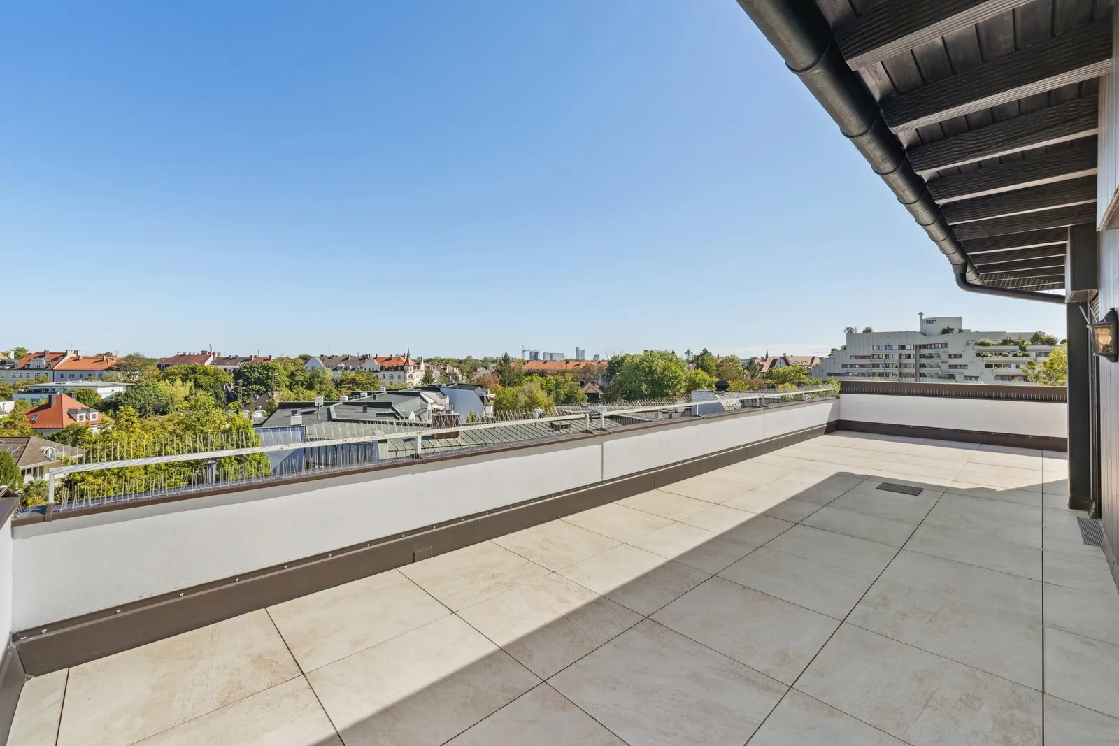 Sonnige Dachterrasse mit tr...