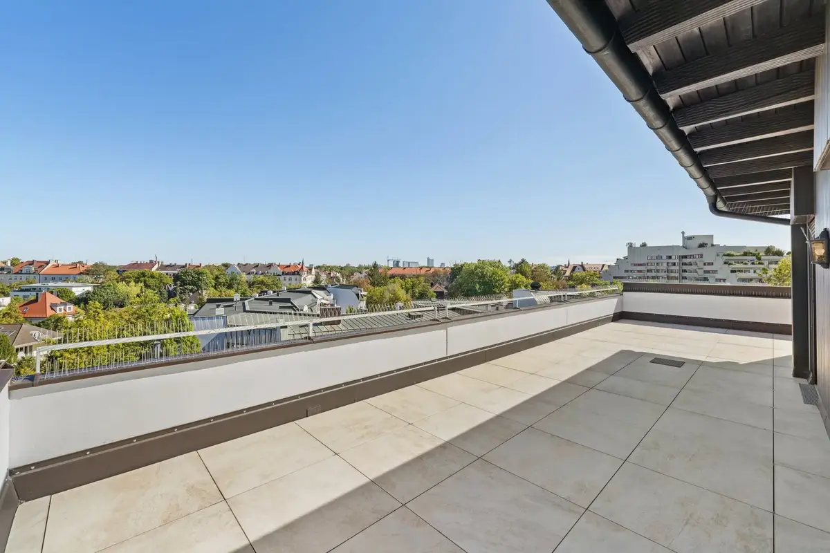 Sonnige Dachterrasse mit tr...