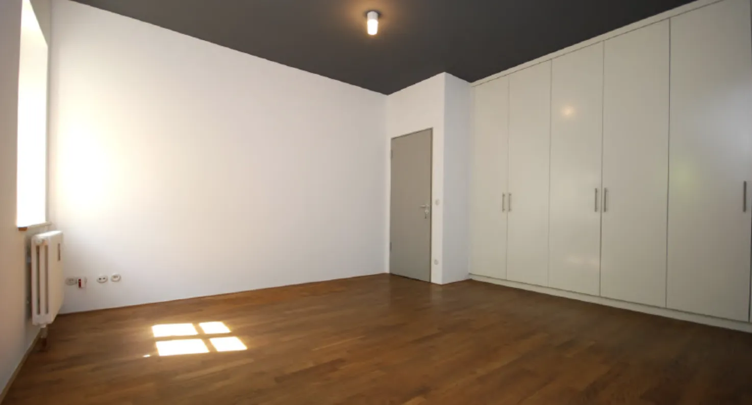 Schlafzimmer m. großem Schrank