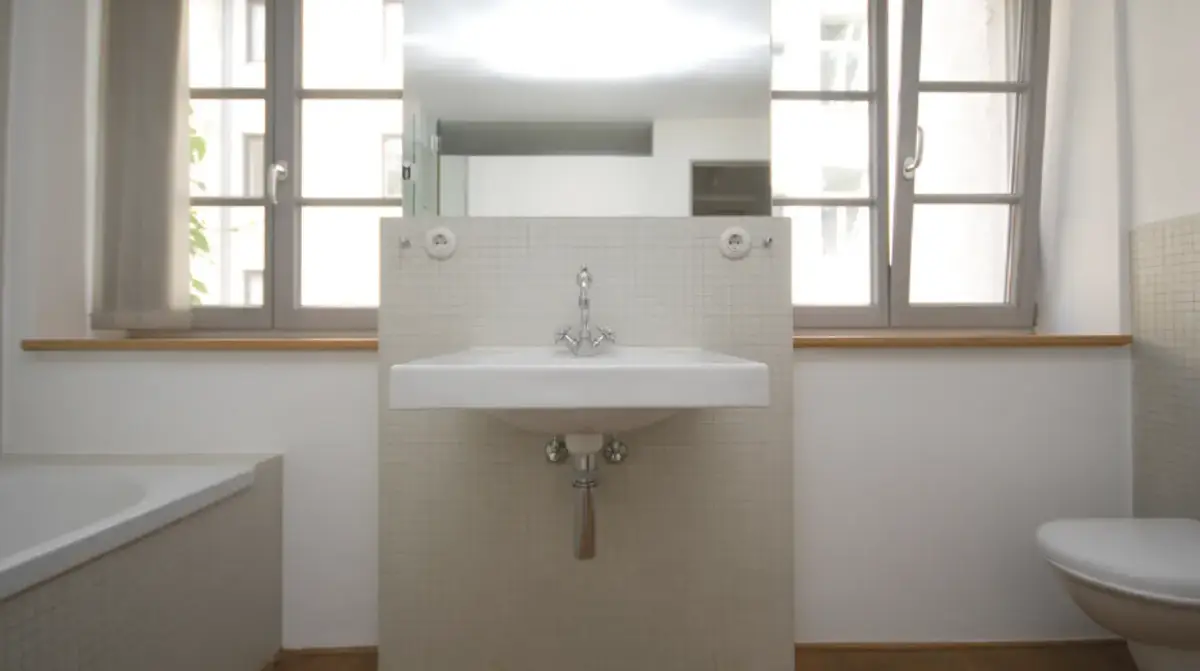 Badezimmer mit Fenster