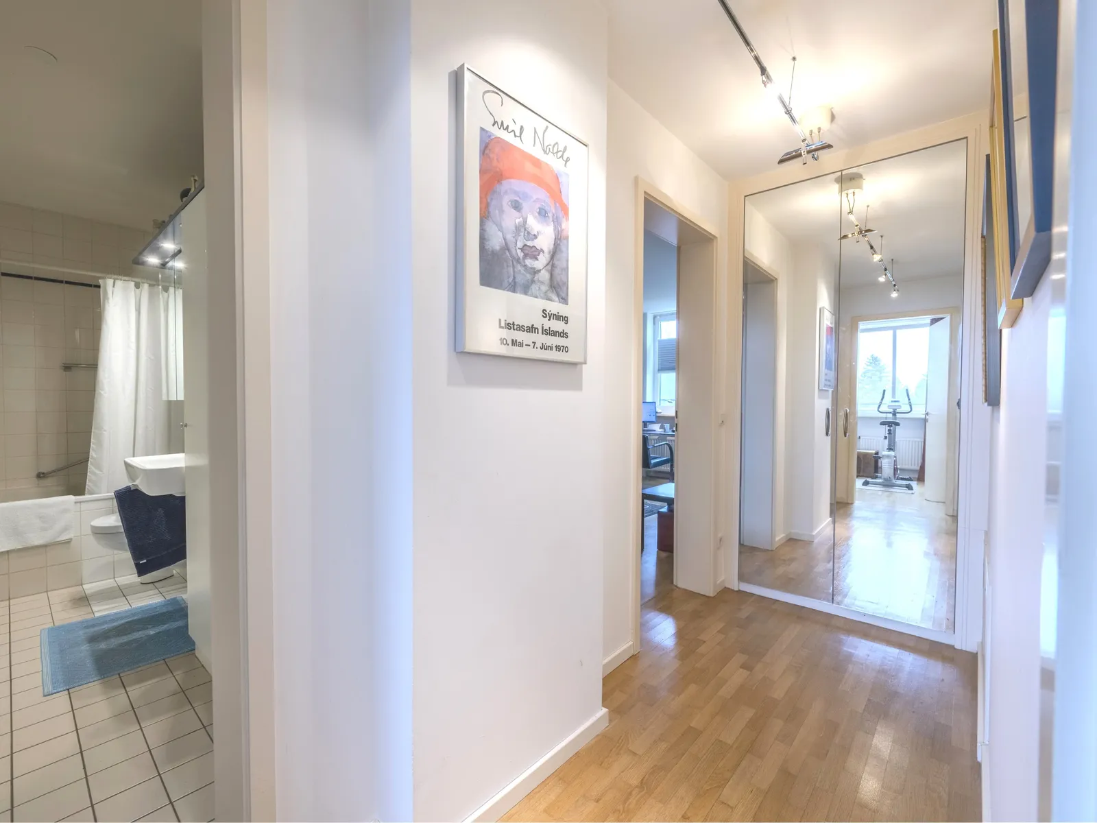 Flur mit Blick ins Badezimmer