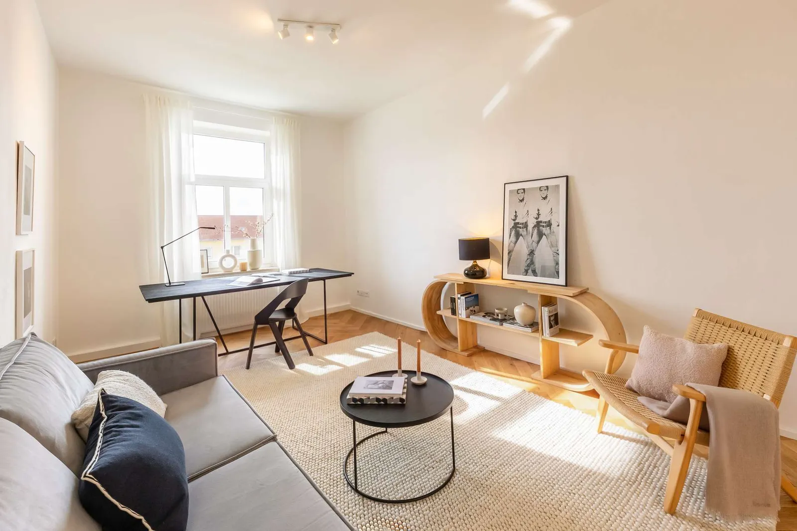 Helles Gäste-/Arbeitszimmer
