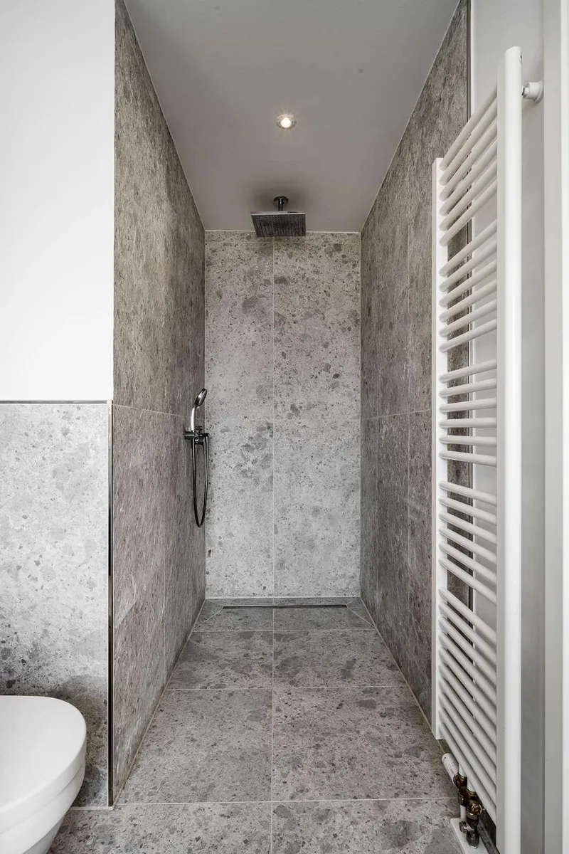 Großzügige Walk-in-Dusche mit 