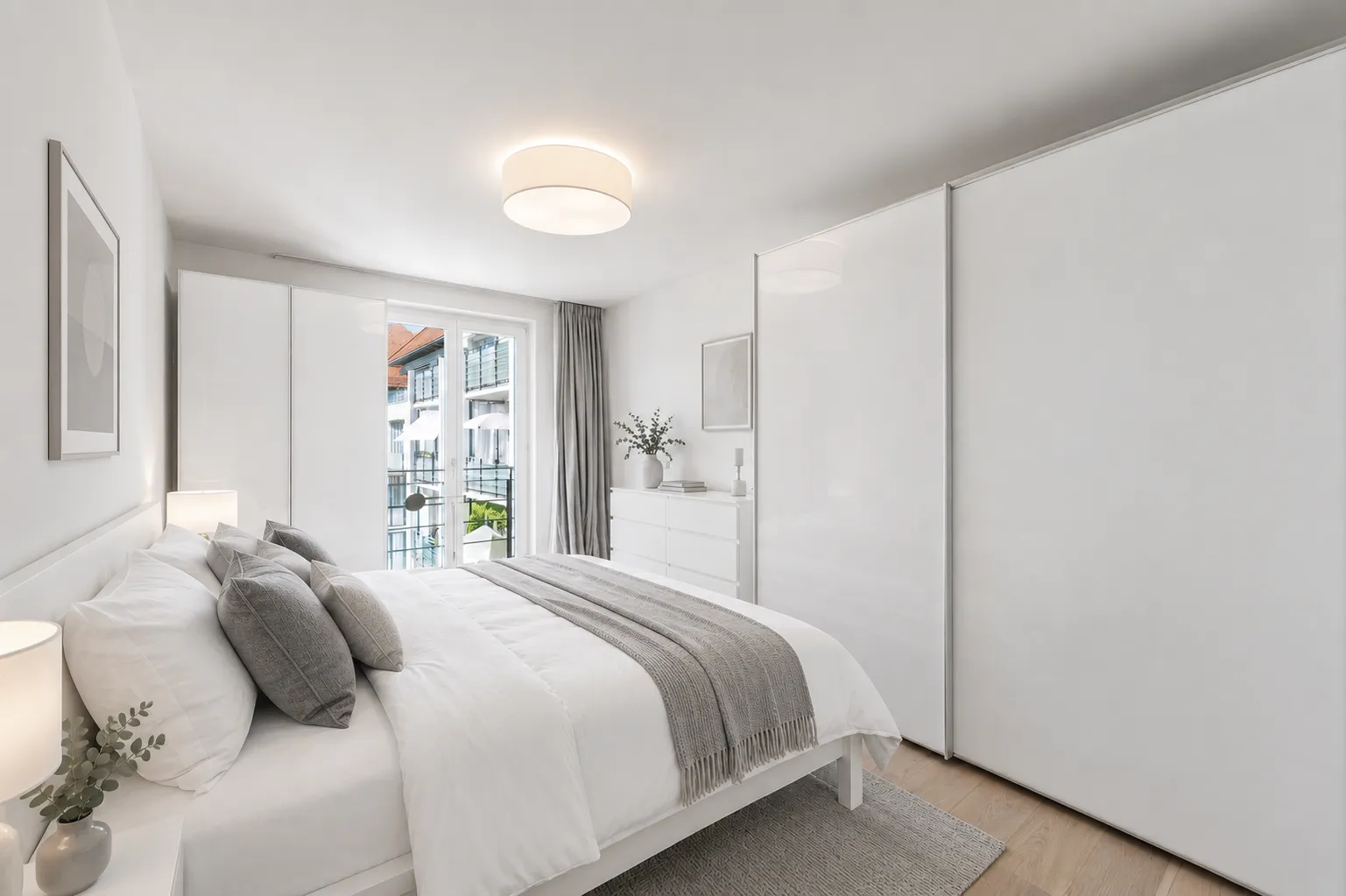 Geräumiges Schlafzimmer mit...
