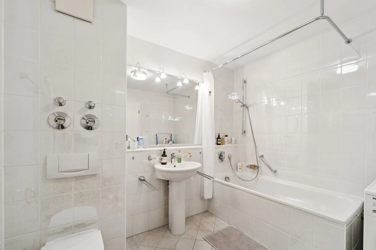 Neuwertiges Bad mit Badewanne
