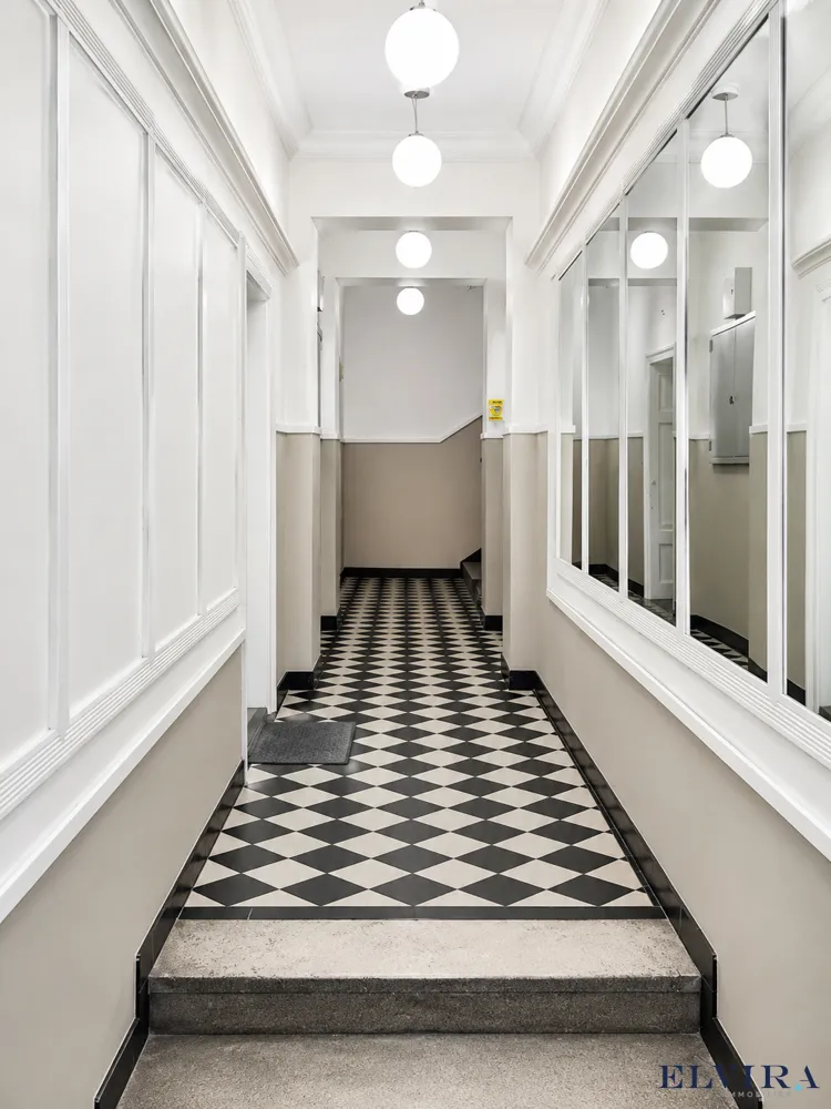 Altbau-Entree mit Spiegelvertä