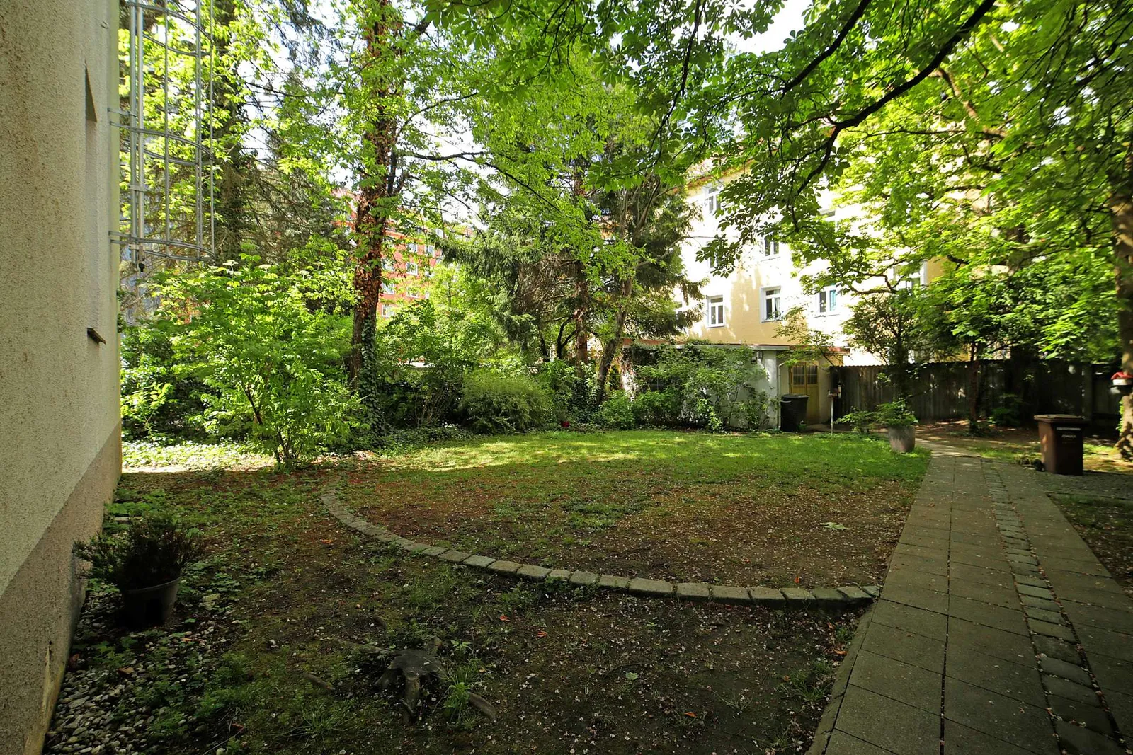 idyllischer grüner Innenhof mi